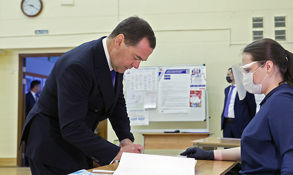 Дмитрий Медведев: Поправки к Конституции повысят трудовые и социальные права россиян