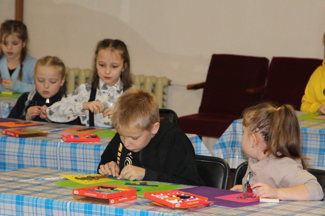 Партийцы Кировского местного отделения провели творческий мастер-класс для детей из семей мобилизованных 