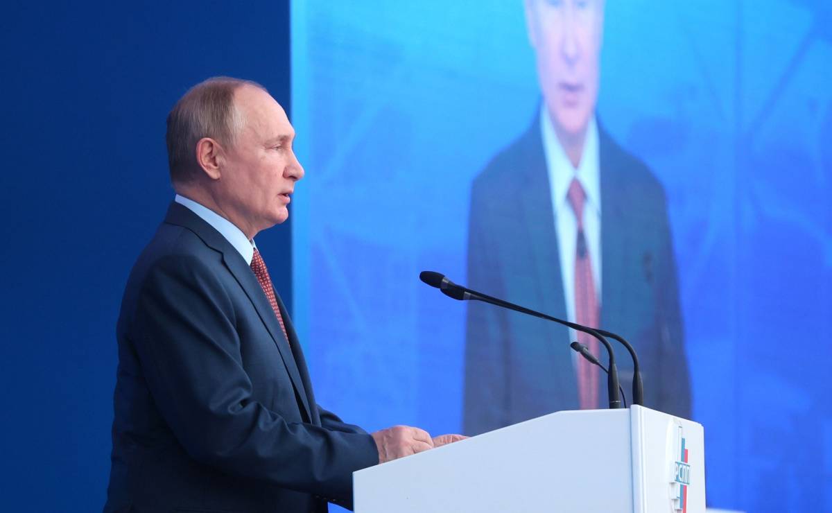 Владимир Путин поручил доработать закон о применении сертификатов вакцинированного в общественных местах