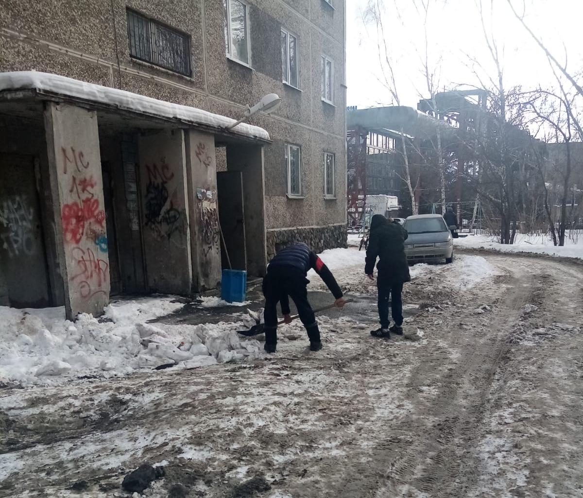 Члены Октябрьского местного отделения Партии «ЕДИНАЯ РОССИЯ» организовали уборку снега