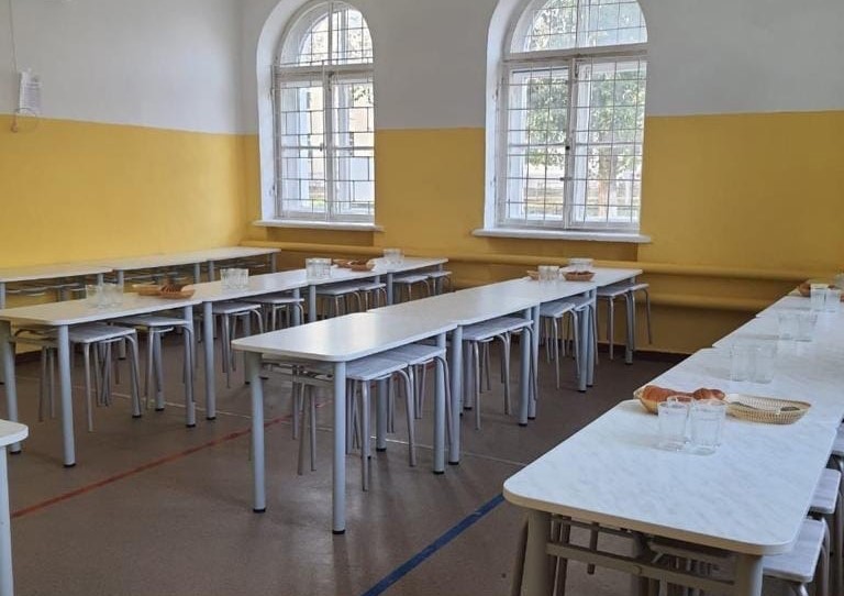 Депутат Госдумы Лев Ковпак помог оборудовать школьную столовую.