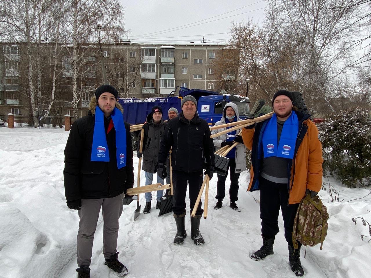 Приемная Октябрьского отделения  партии «Единая Россия» помогла очистить от снега территорию центра «Отрада» 