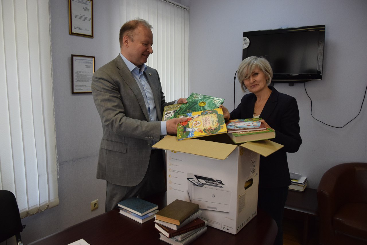 Виктор Шептий выполнил поручение педагогов Ирбита, передав книги для жителей Донецкой и Луганской народных республик.