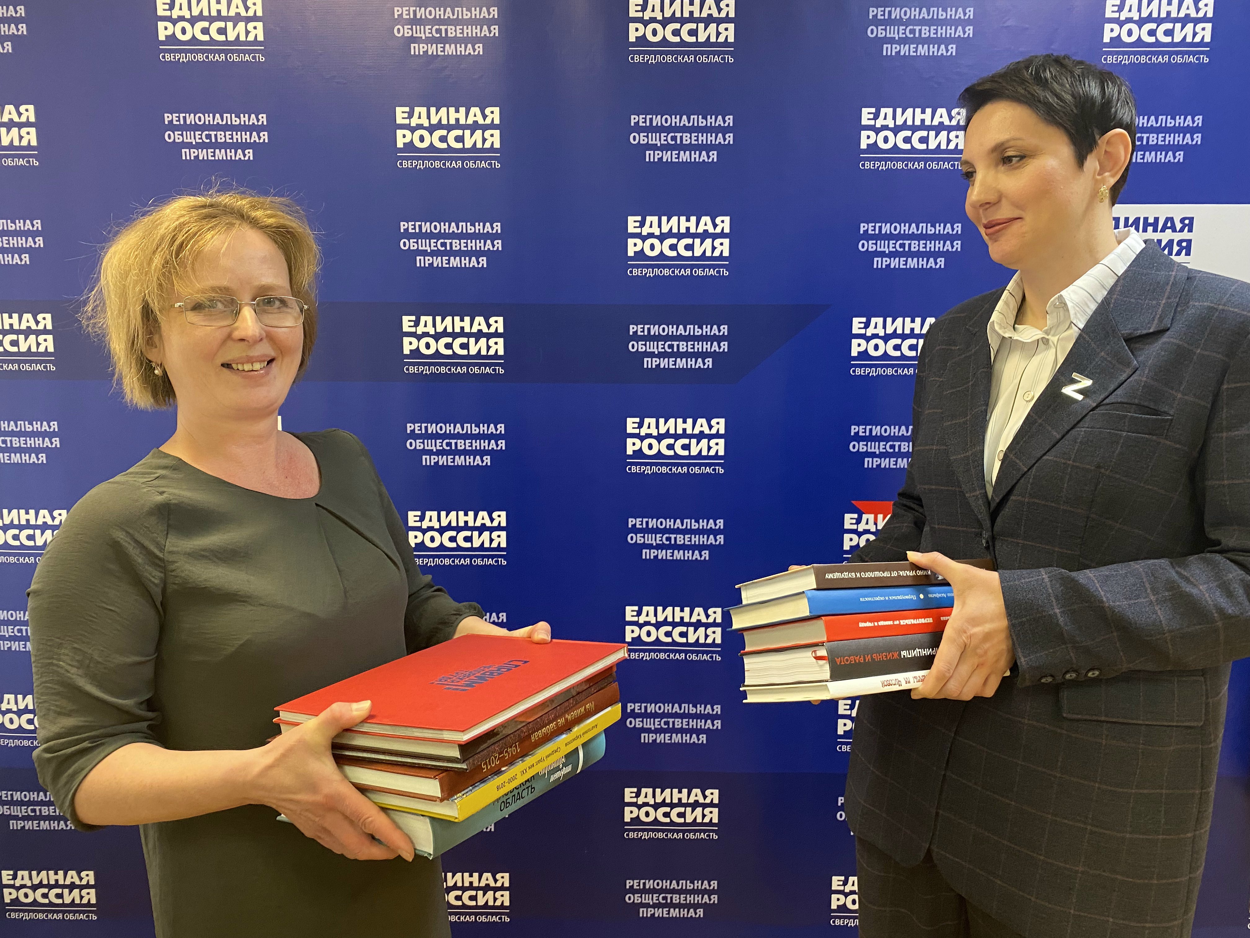 Книга – лучший подарок: партийцы передают книги из личного архива жителям ЛДНР