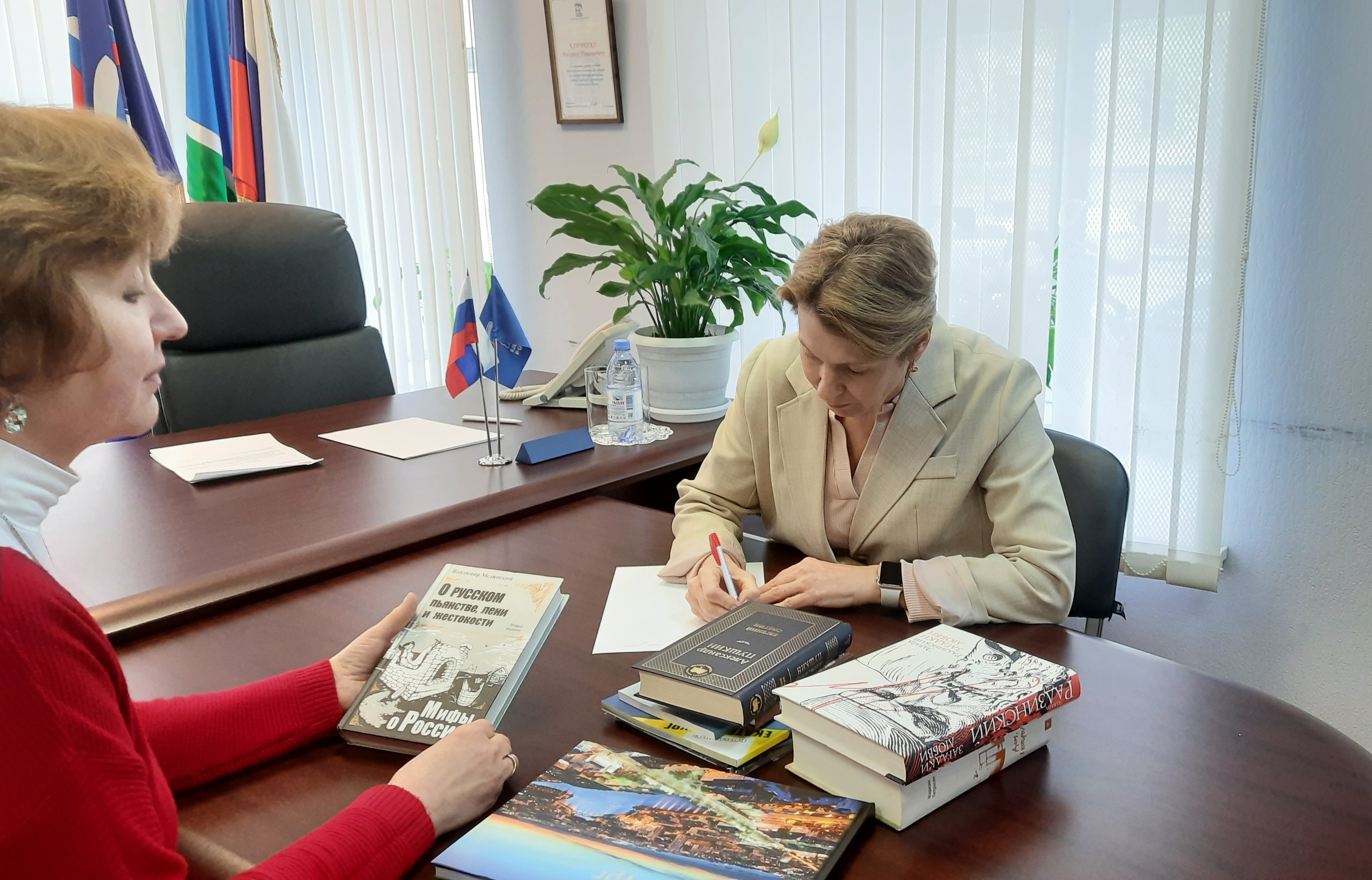 Елена Чечунова передала книги для жителей Донбасса