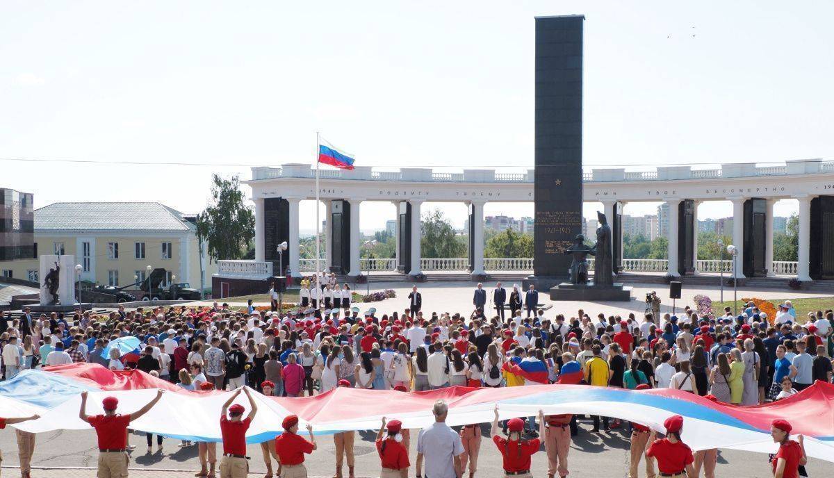 Автопробеги, викторины и раздача триколоров: «Единая Россия» отметила День флага в ПФО