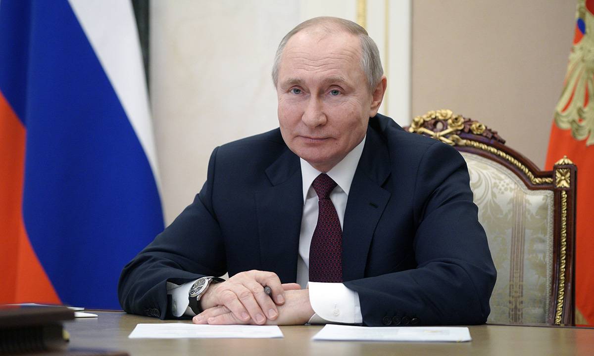Владимир Путин поручил принять законопроект о защите минимального дохода должников