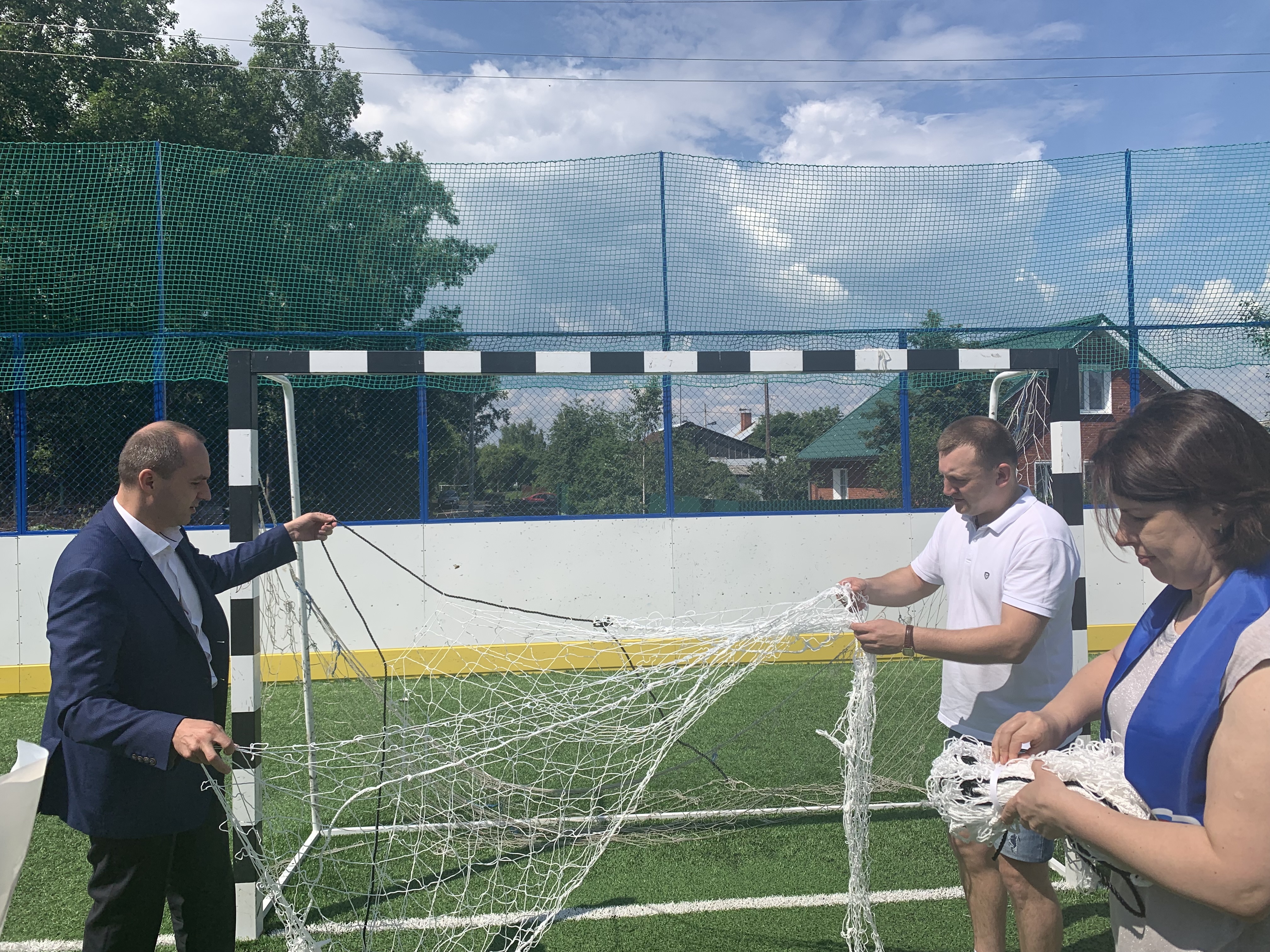 Руководитель Региональной приемной приобрел футбольные сетки для спортивного корта в Калиновском