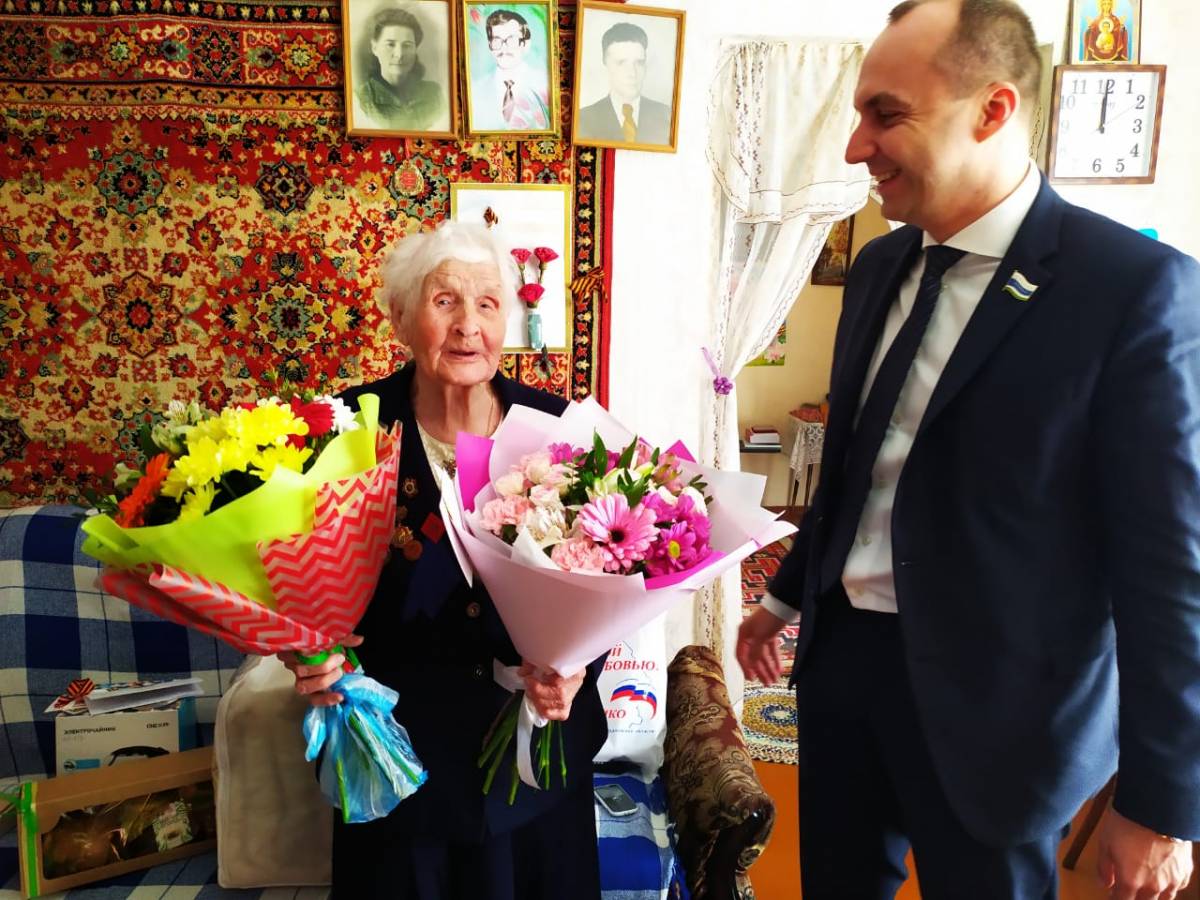 В Екатеринбурге поздравили ветерана с грядущим 100-летним юбилеем