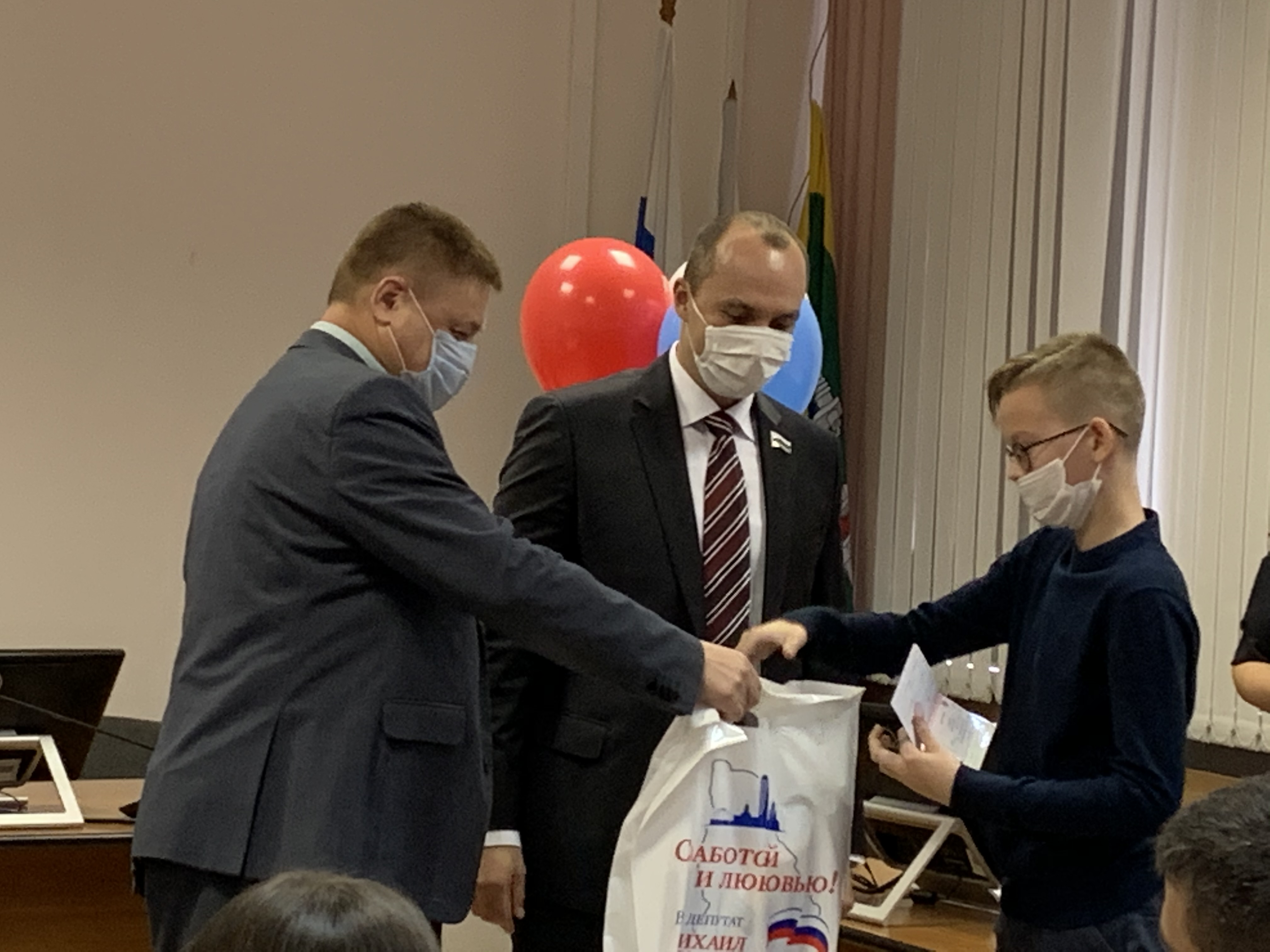 Торжественно вручили паспорта юным жителям Кировского района