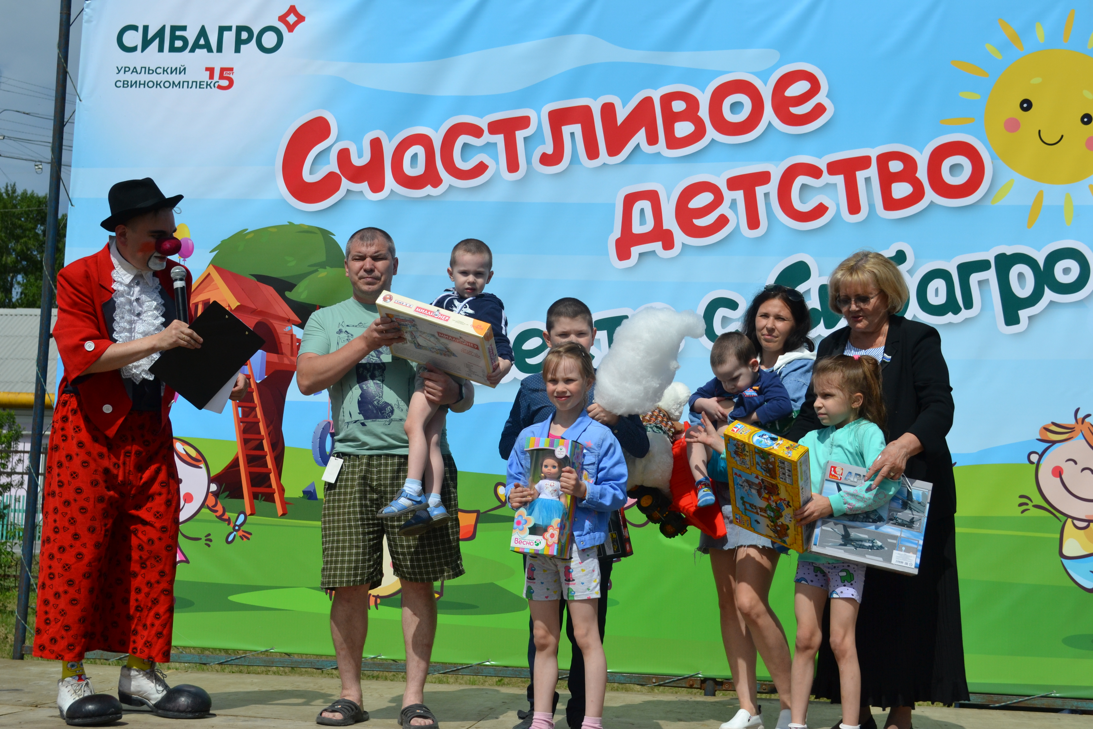 Людмила Бабушкина подарила подарки детям из многодетных семей, а юным артистам вручила билеты в цирк
