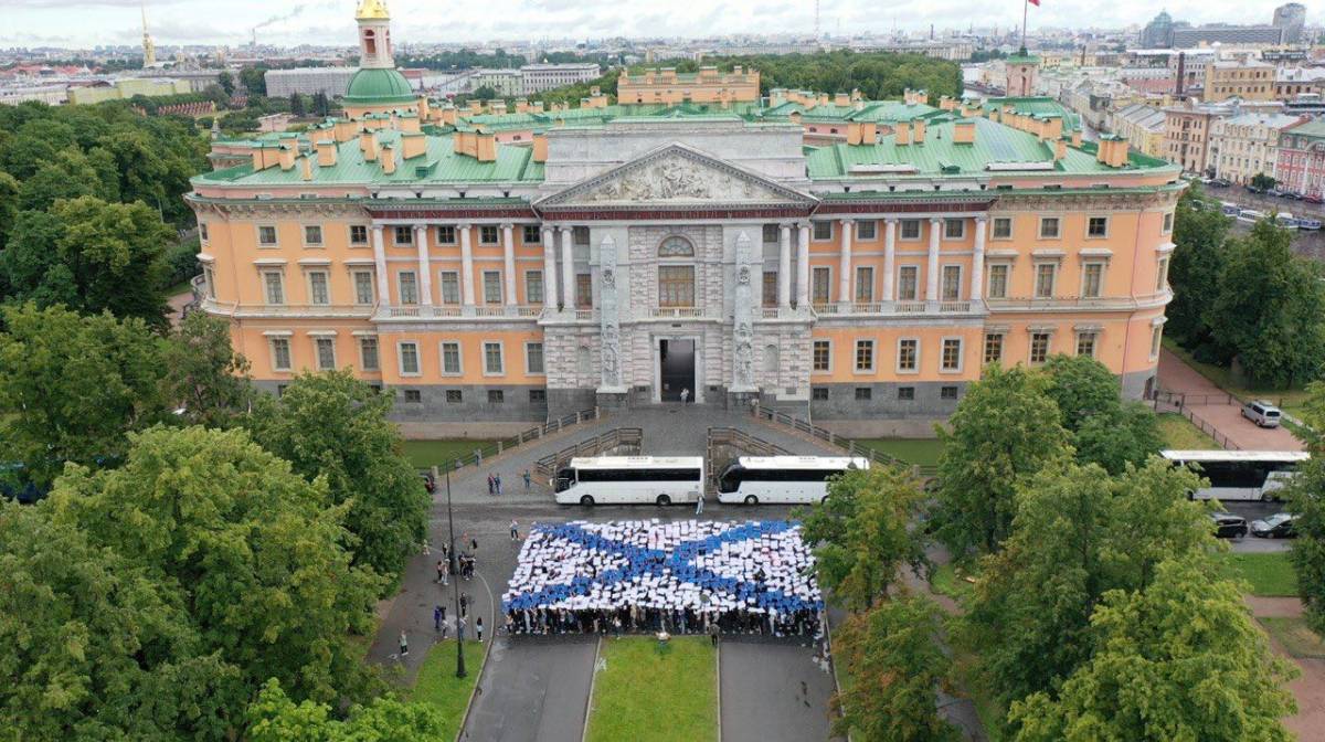 1,5 тысячи активистов «Молодой Гвардии» выстроились в Андреевский флаг в Санкт-Петербурге