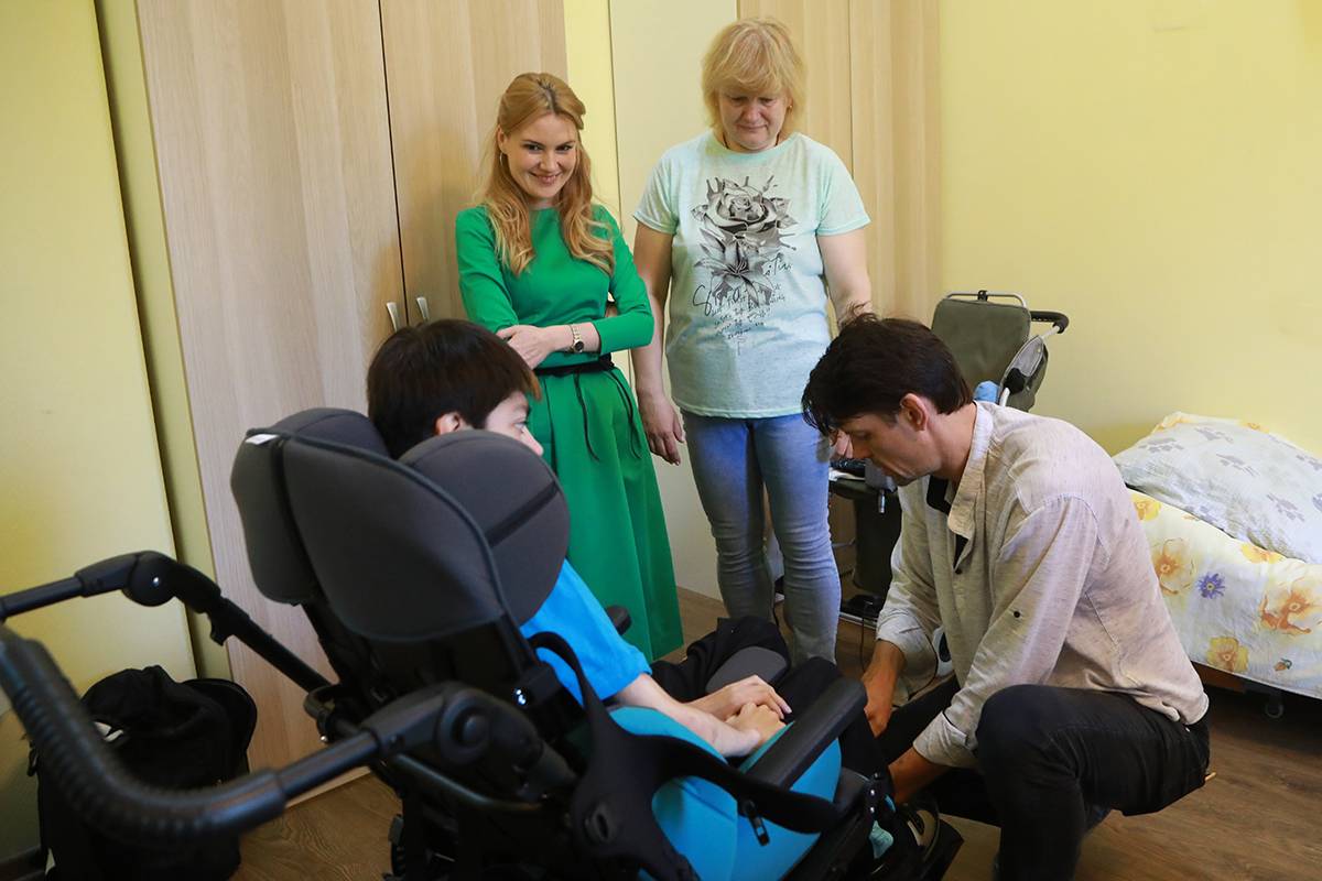 «Единая Россия» передала специализированную коляску ребёнку-инвалиду, эвакуированному из Мариуполя
