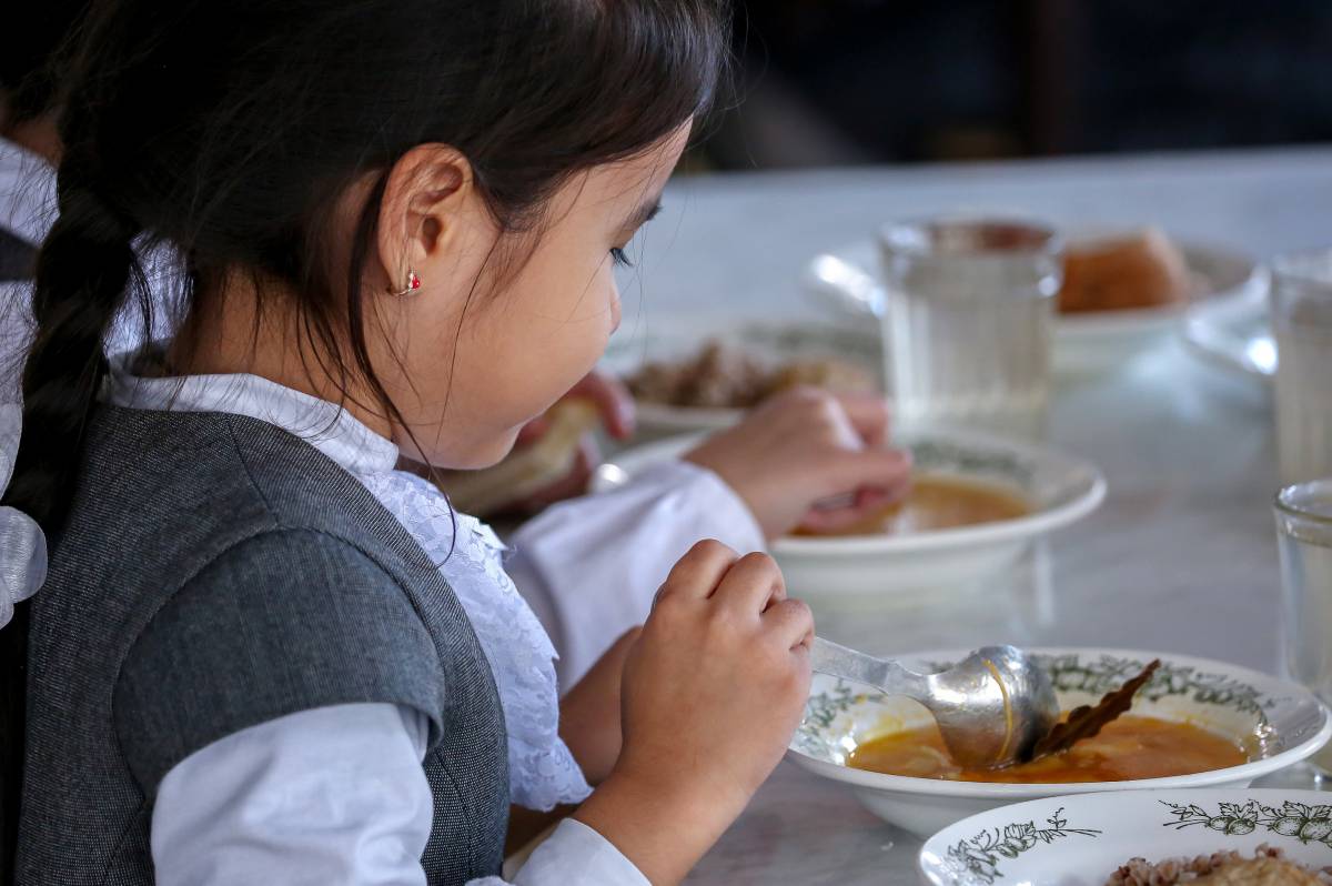 «Единая Россия»: Программа капремонта школ поможет улучшить условия для обеспечения школьников горячим питанием
