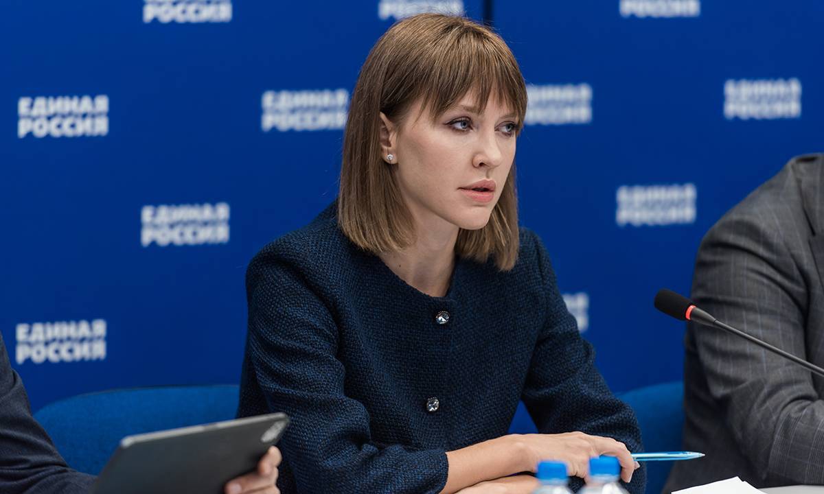 Алена Аршинова: «Единая Россия» проконтролирует своевременное поступление субсидий на кампремонты школ в регионы