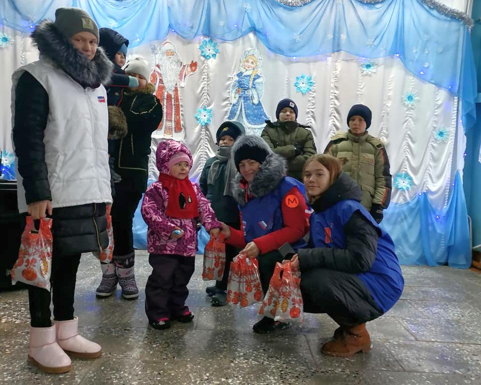 Олег Исаков вручил туринским волонтерам подарки за отличную работу –  а они раздали их детям округа