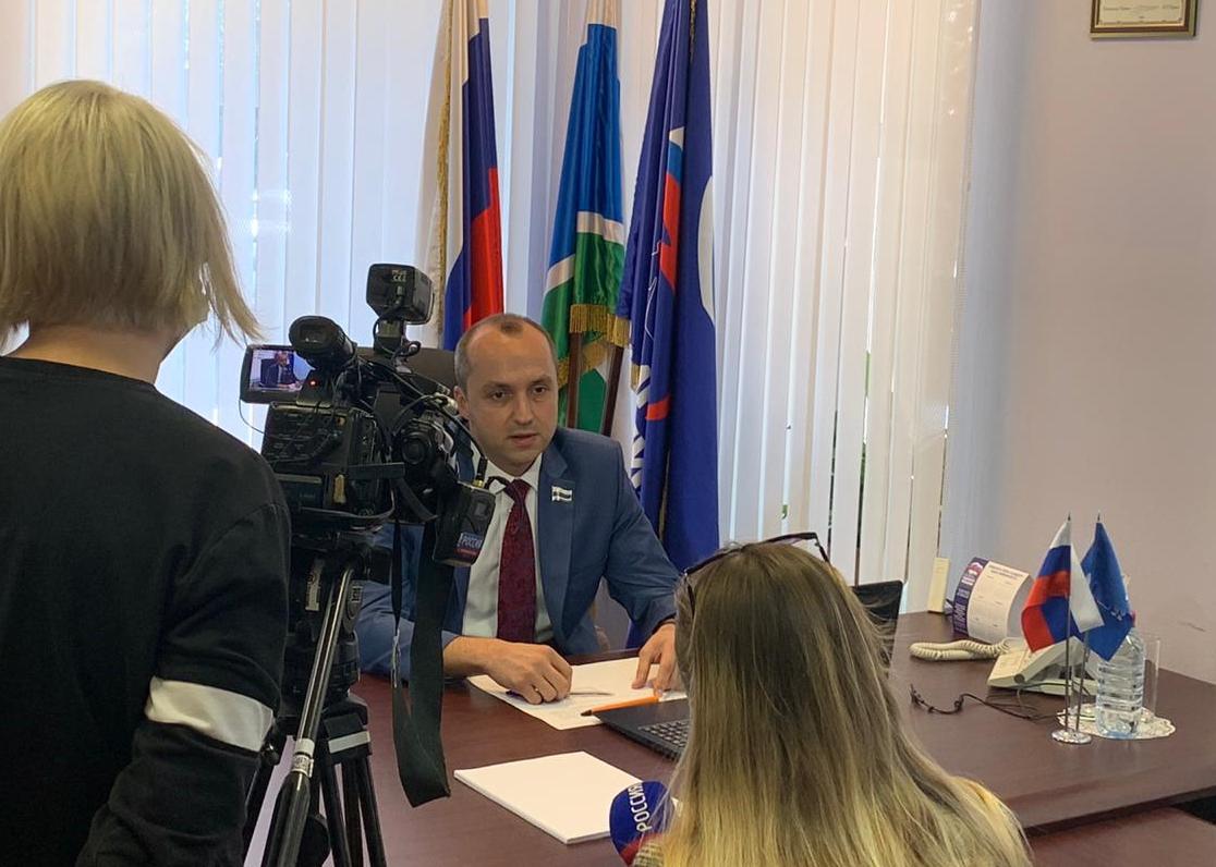 Михаил Клименко, руководитель Региональной приемной,  дал интервью журналистам