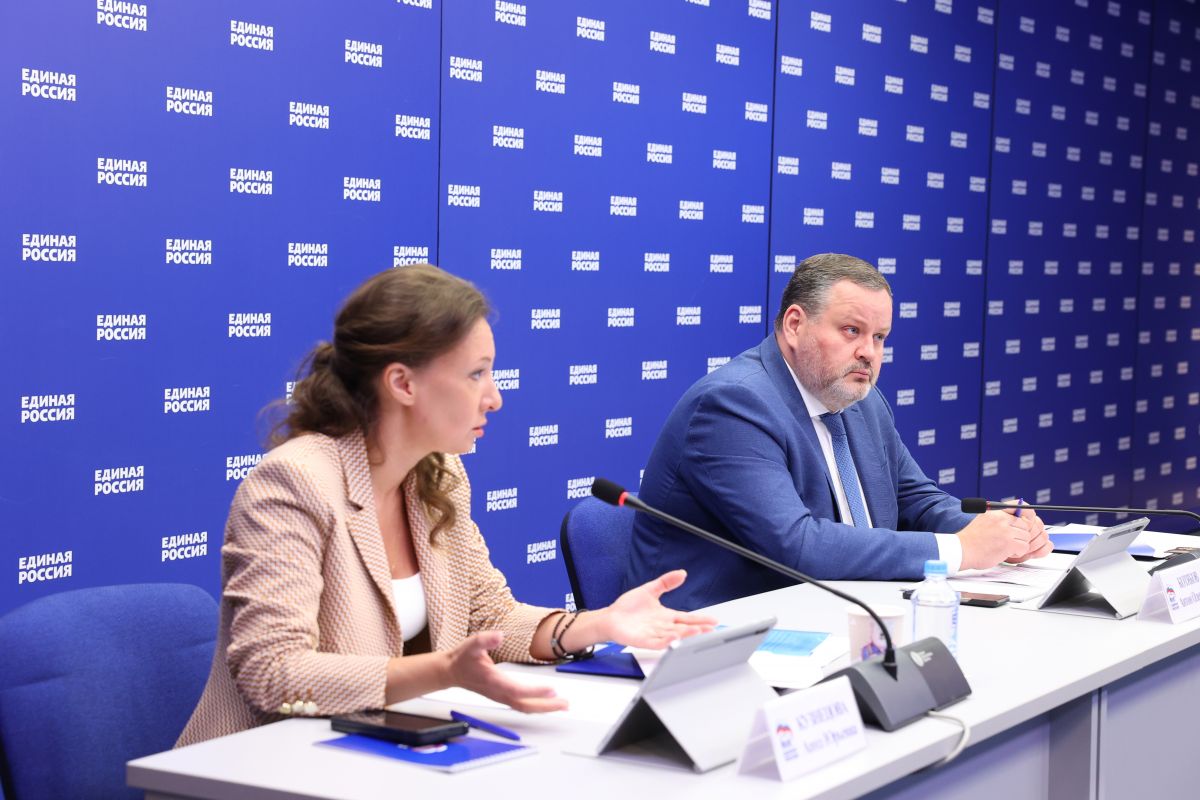 Реабилитация бойцов СВО, оформление льгот для многодетных семей, трудоустройство инвалидов: «Единая Россия» и Минтруд провели прямую линию по социальным вопросам