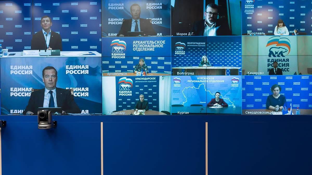 Защита прав пенсионеров, нарушения трудового законодательства, поддержка педагогов - Дмитрий Медведев провел прием граждан