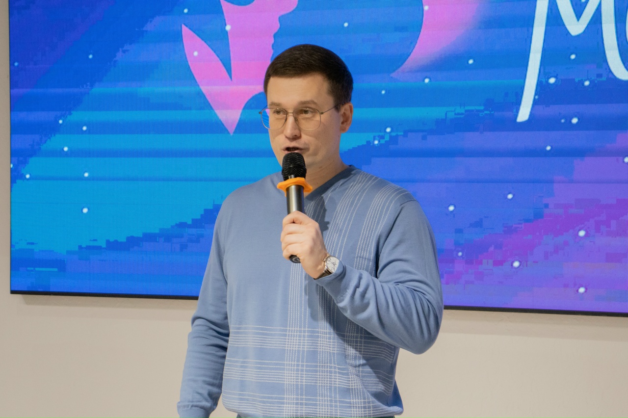 На площадке Штаба общественной поддержки состоялся праздничный концерт ко Дню матери, организатором которого выступил Совет ветеранов Октябрьского района г. Екатеринбурга