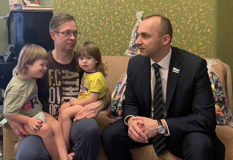 Руководитель Региональной приёмной  Михаил Клименко  подарил подарки многодетной семье