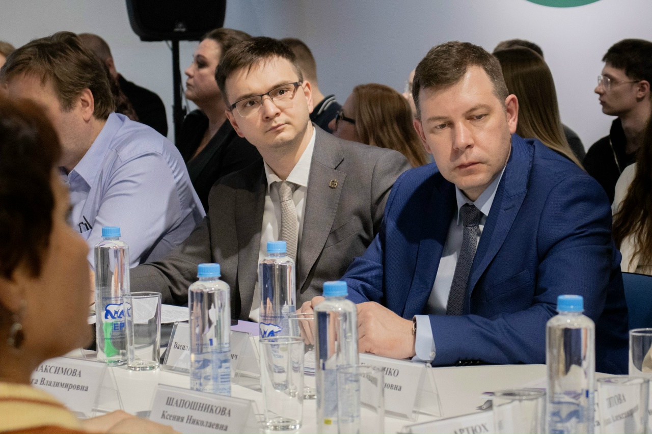 На площадке Штаба общественной поддержки прошел круглый стол на тему "Государство и бизнес: объединение ресурсов для трудоустройства подростков".