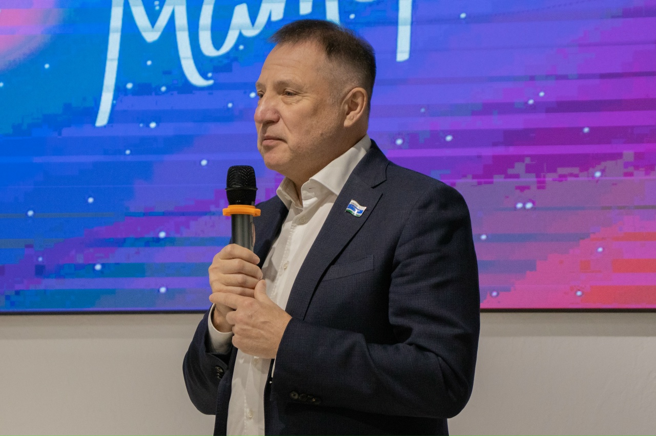 На площадке Штаба общественной поддержки состоялся праздничный концерт ко Дню матери, организатором которого выступил Совет ветеранов Октябрьского района г. Екатеринбурга