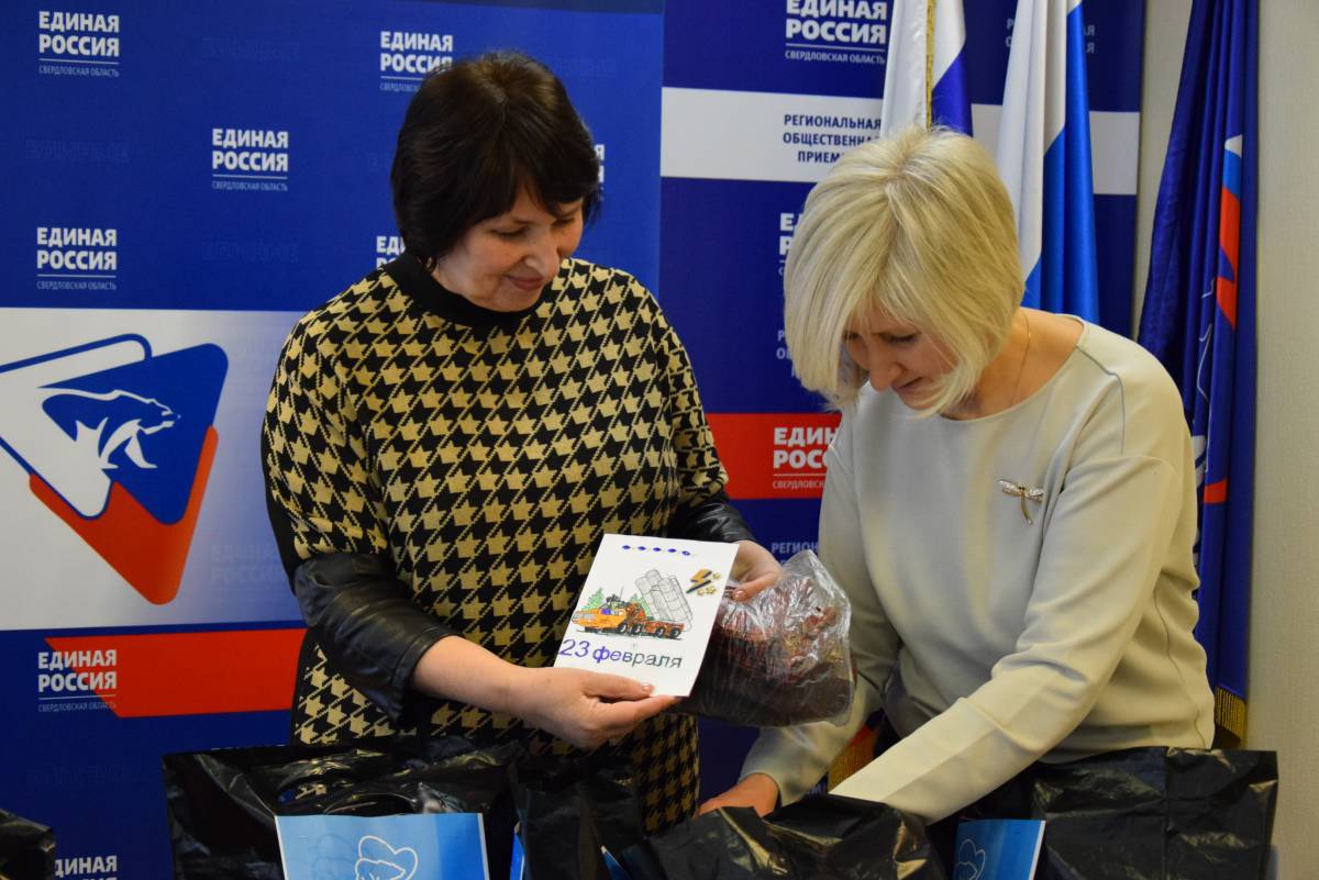 Елена Трескова передала вязаные вещи для бойцов СВО