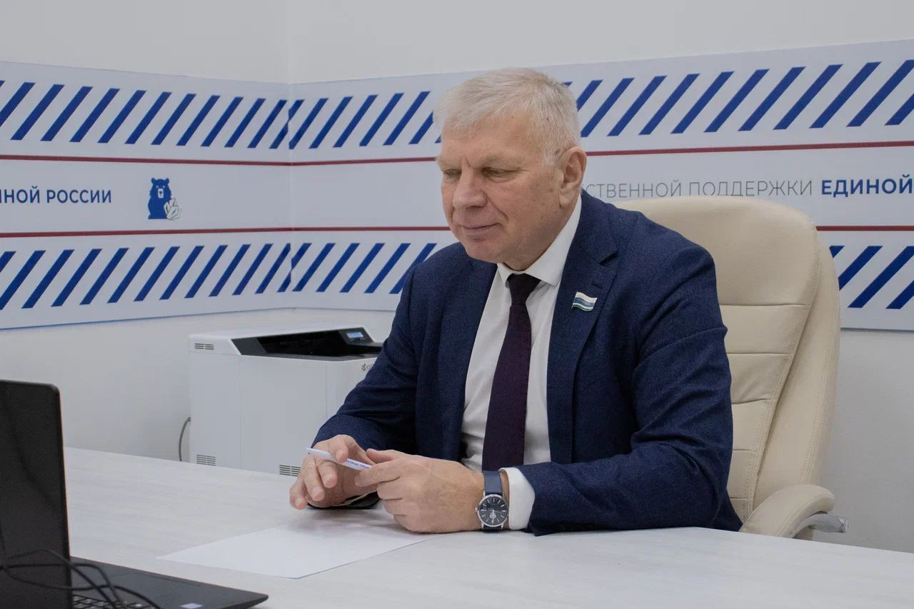 Депутат Законодательного Собрания Свердловской области Петр Соколюк поддержал ремонт кровли детского сада №19 в Краснотурьинске