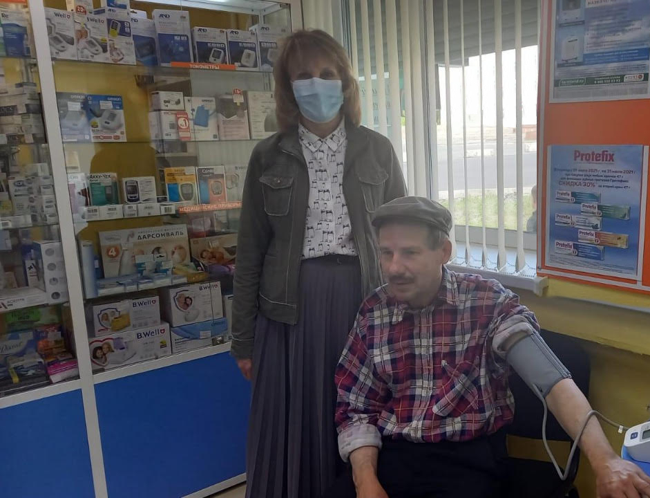 Пенсионерке, обратившейся в общественную приемную партии «Единая Россия», подарили тонометр