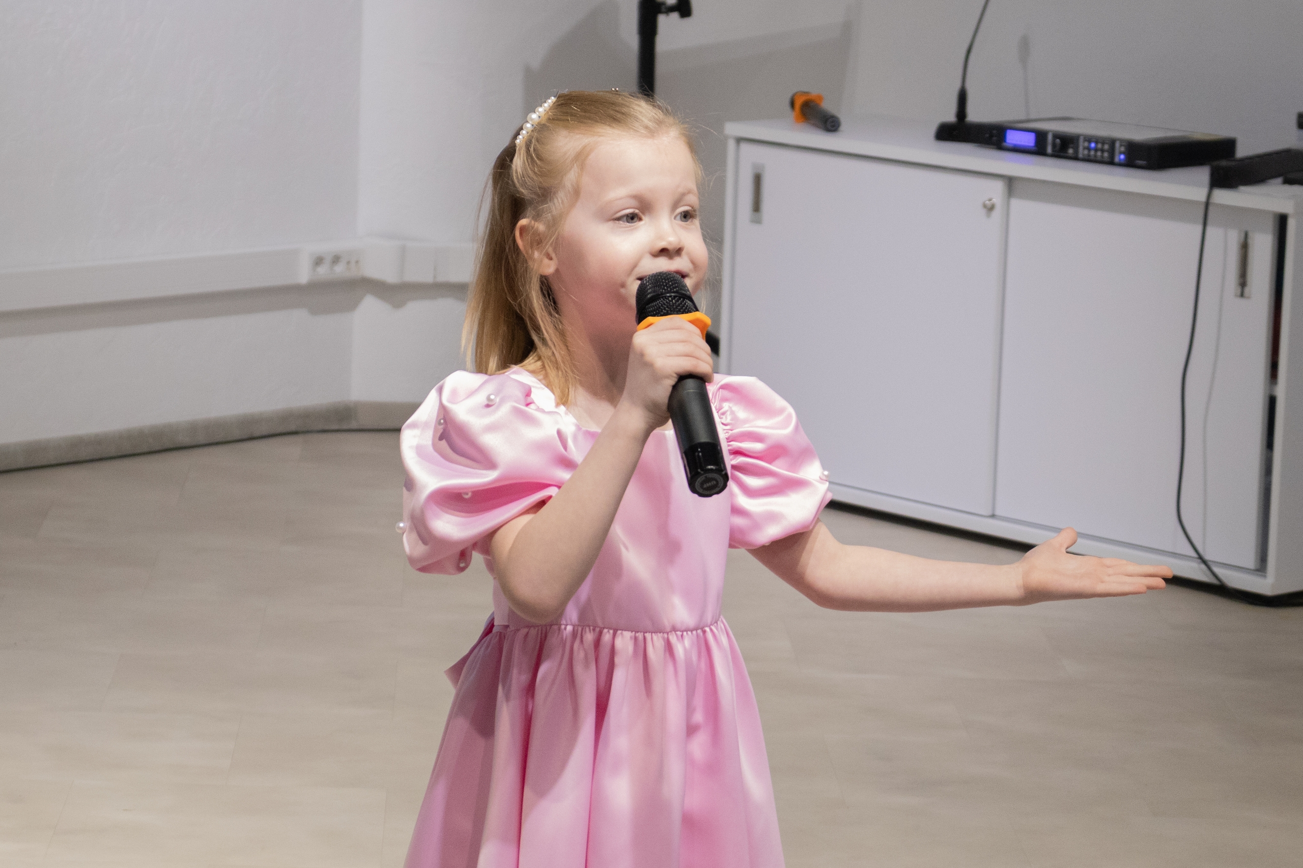 На площадке Штаба общественной поддержки состоялся праздничный концерт, приуроченный ко Дню матери