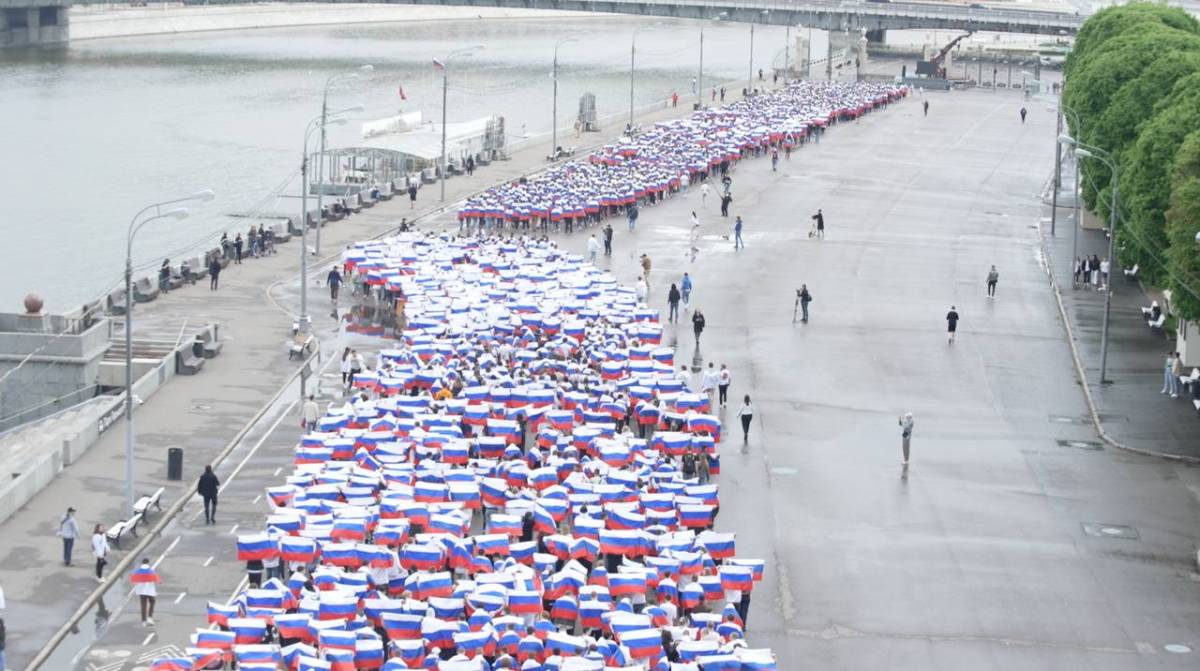 Активисты «Молодой Гвардии Единой России» и «Волонтёрской Роты» развернули в Москве самый большой флаг России