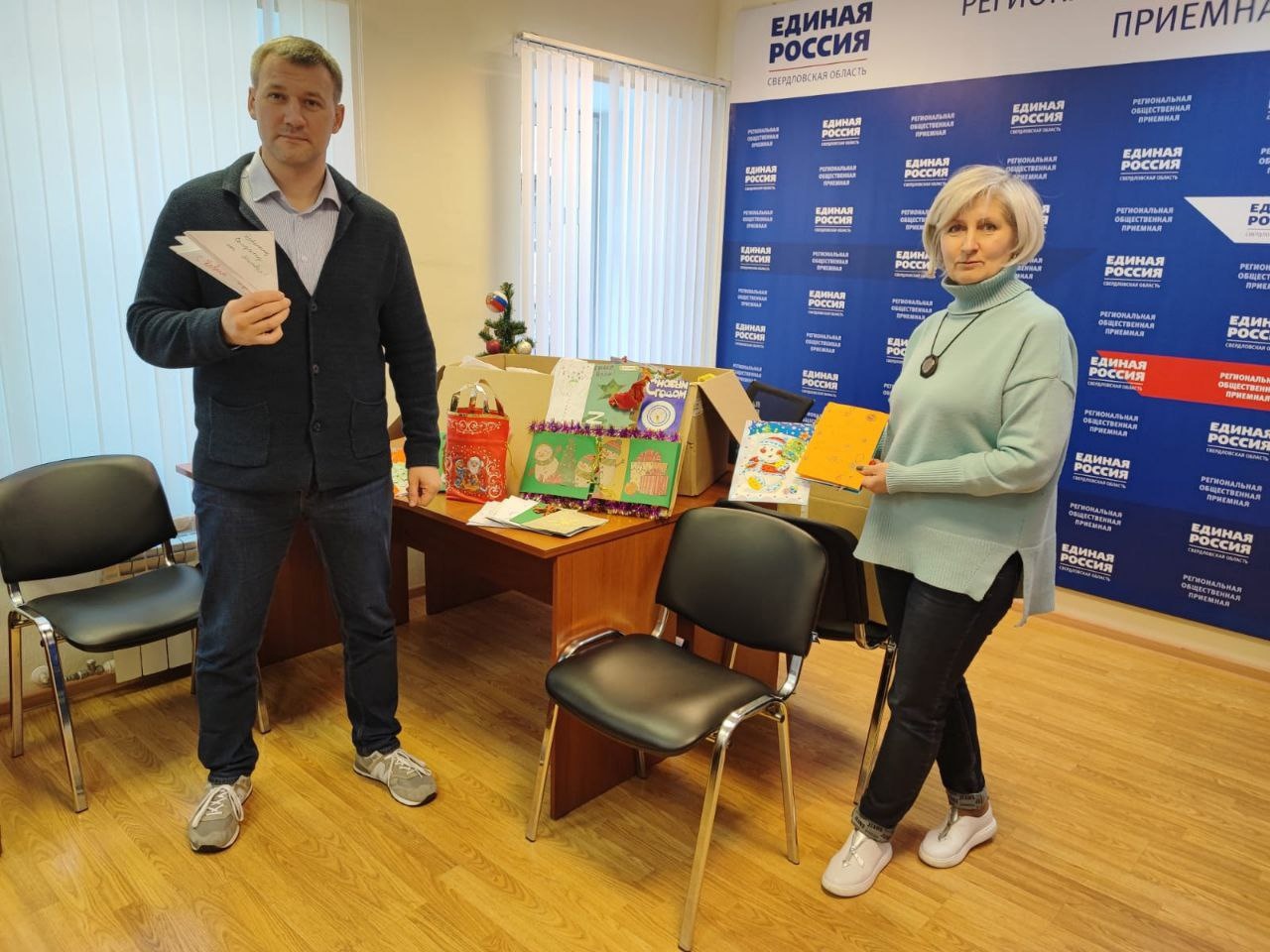 Алексей Свалов передал в Региональную общественную приемную новогодние сюрпризы для наших бойцов