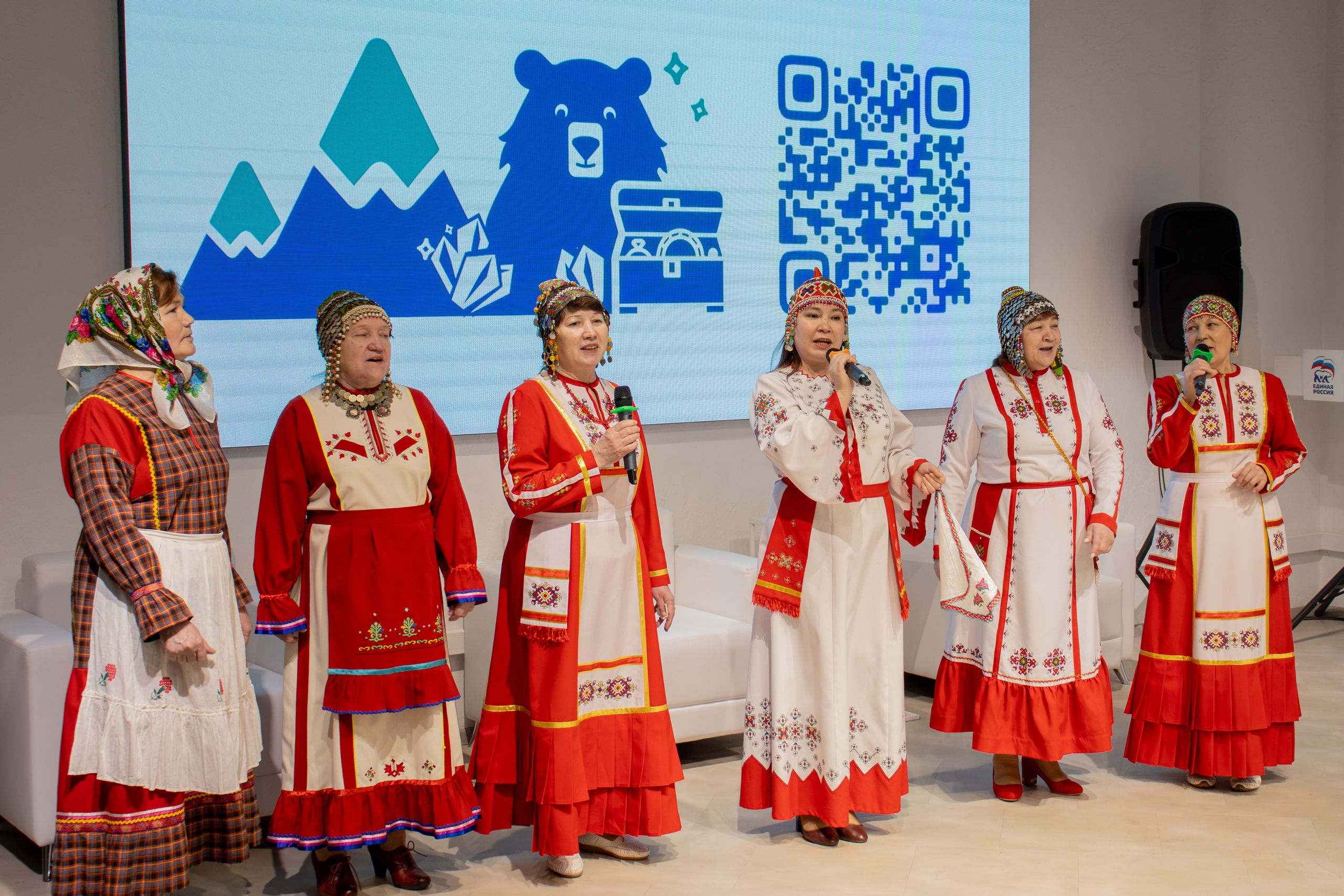 На площадке Штаба общественной поддержки состоялся концерт, приуроченный сразу к двум значимым праздникам: Дню защитника Отечества и Международному женскому дню.