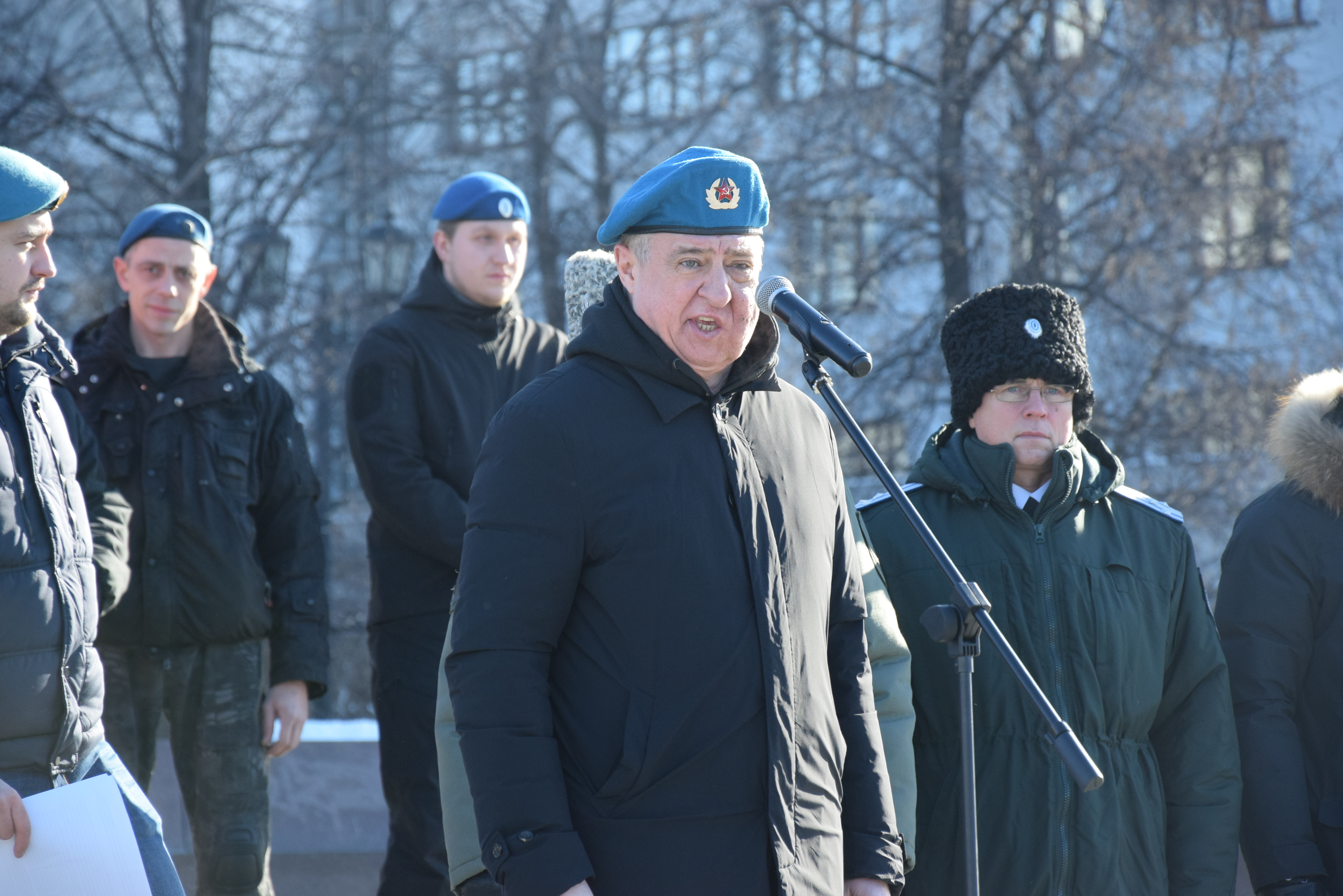В Екатеринбурге на Площади Труда состоялся митинг в поддержку жителей Донбасса