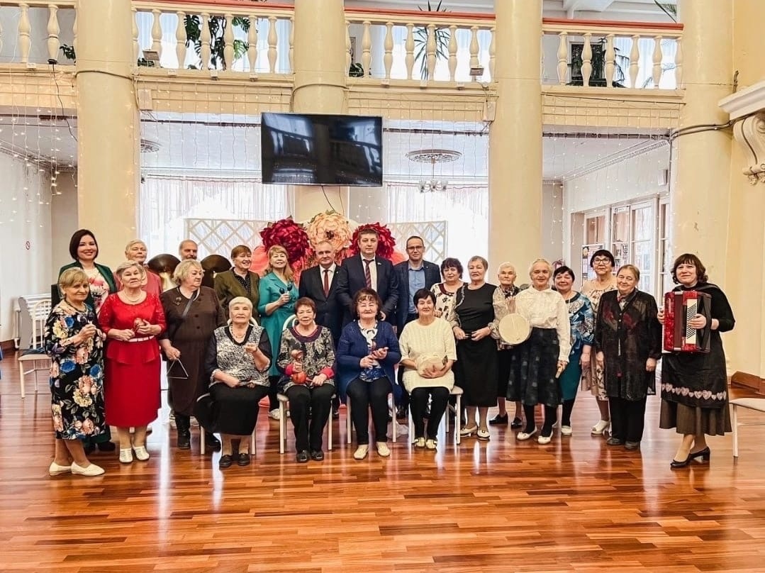 Константин Захаров вручил музыкальные инструменты Клубу общения пожилых людей «В кругу друзей»