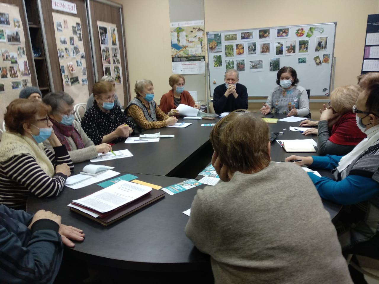 Ветераны спрашивали о качестве вакцины, о противопоказаниях, о том, как пенсионерам записаться на прививку?