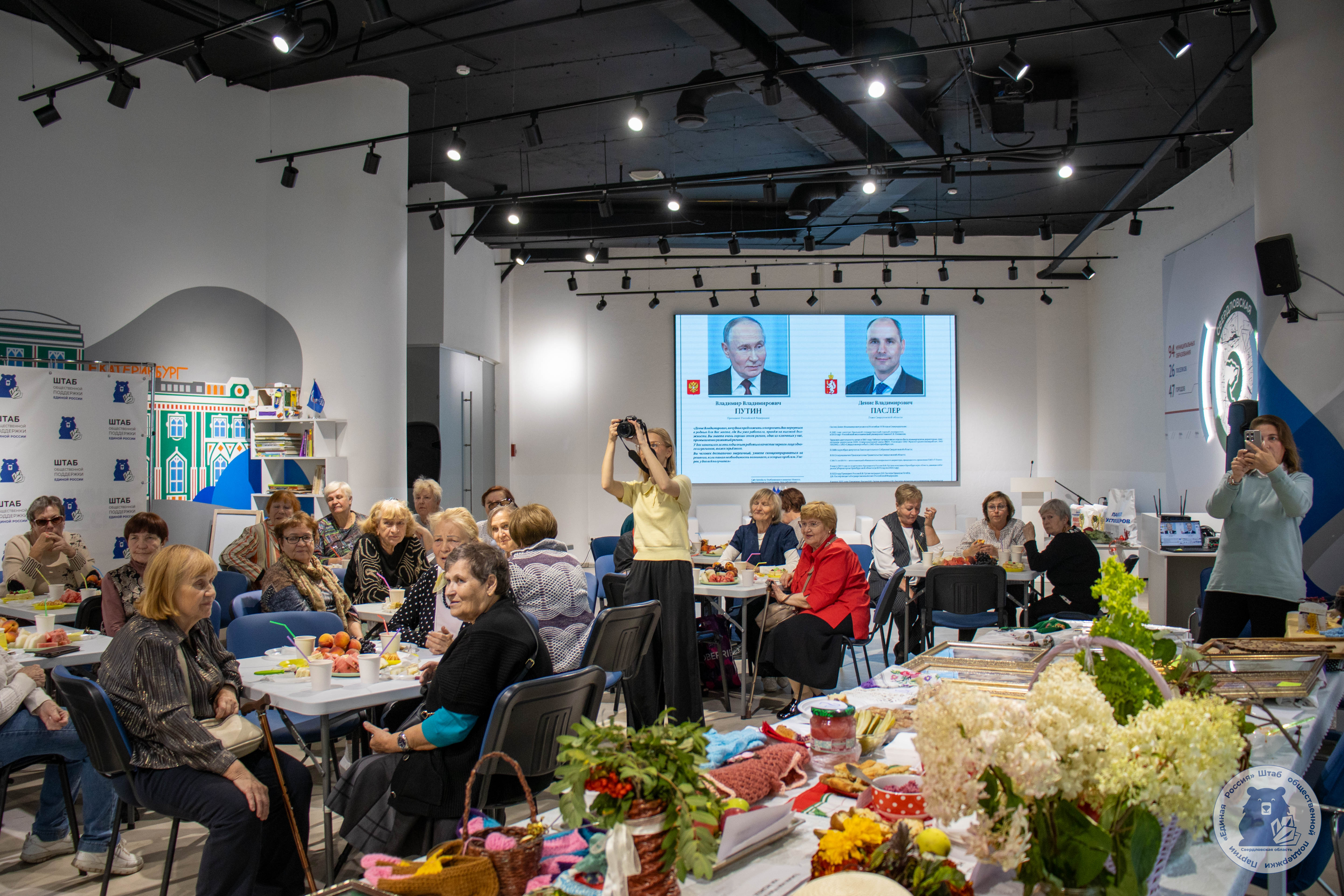 Ветераны Октябрьского района г. Екатеринбурга представили свое творчество на празднике, посвященном Дню пенсионера