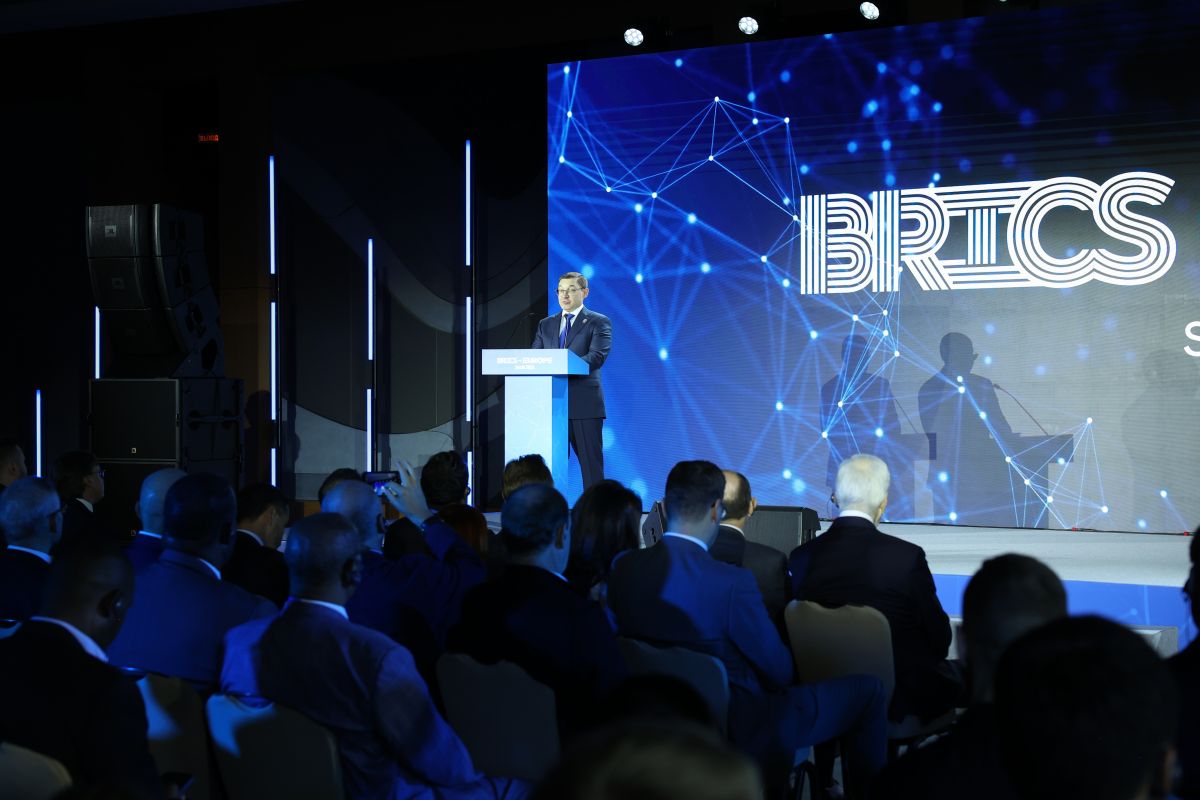 Владимир Якушев предложил сделать симпозиум в формате «БРИКС — Европа» постоянной площадкой для альтернативного межпарламентского и межпартийного общения