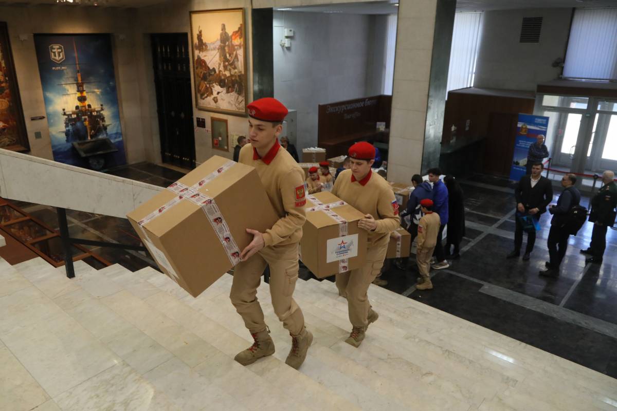 «Единая Россия» вместе с «Юнармией» передали Минобороны первую партию писем для российских военных, задействованных в спецоперации на Украине