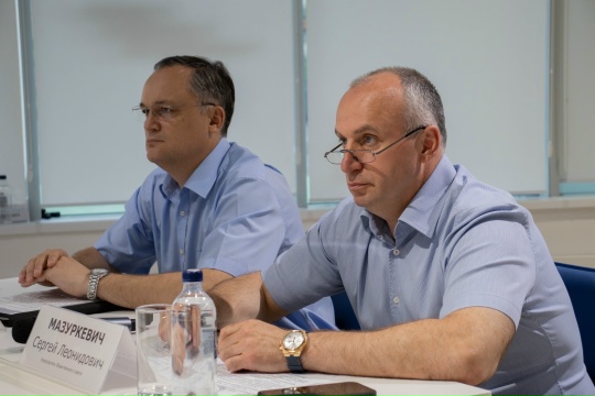 На площадке штаба общественной поддержки партии «Единая Россия» предприниматели задали свои вопросы руководителю областного УФАС Дмитрию Шалабодову.
