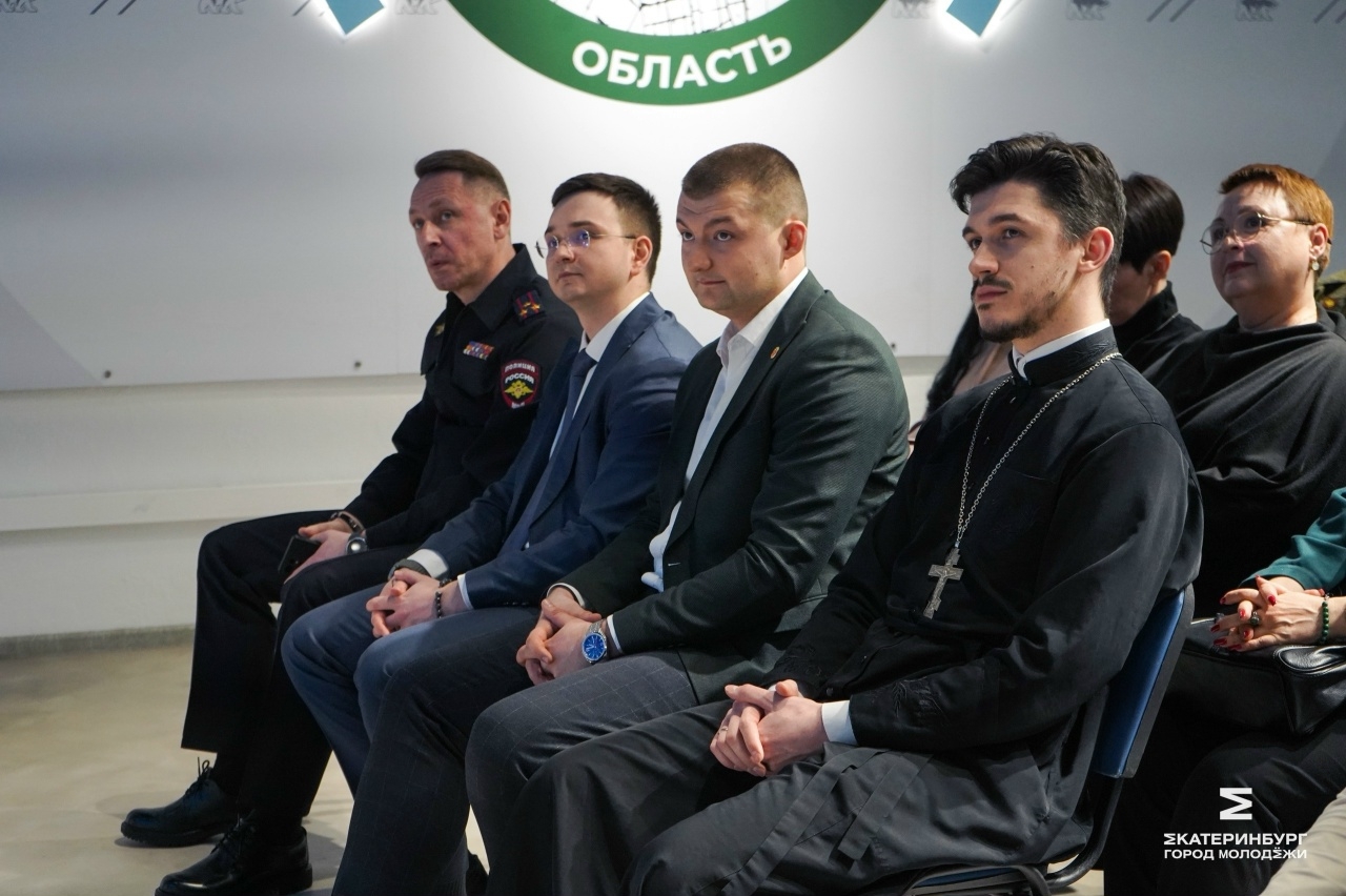 На площадке Штаба общественной поддержки в Свердловской области состоялась панельная дискуссия «Точка невозврата», организованная Центром поддержки и развития молодёжи «Город молодёжи» при поддержке Департамента молодёжной политики и международных связей 