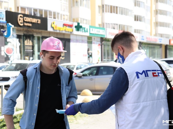 «Молодая Гвардия» в Свердловской области бесплатно раздала медицинские маски для защиты от коронавируса