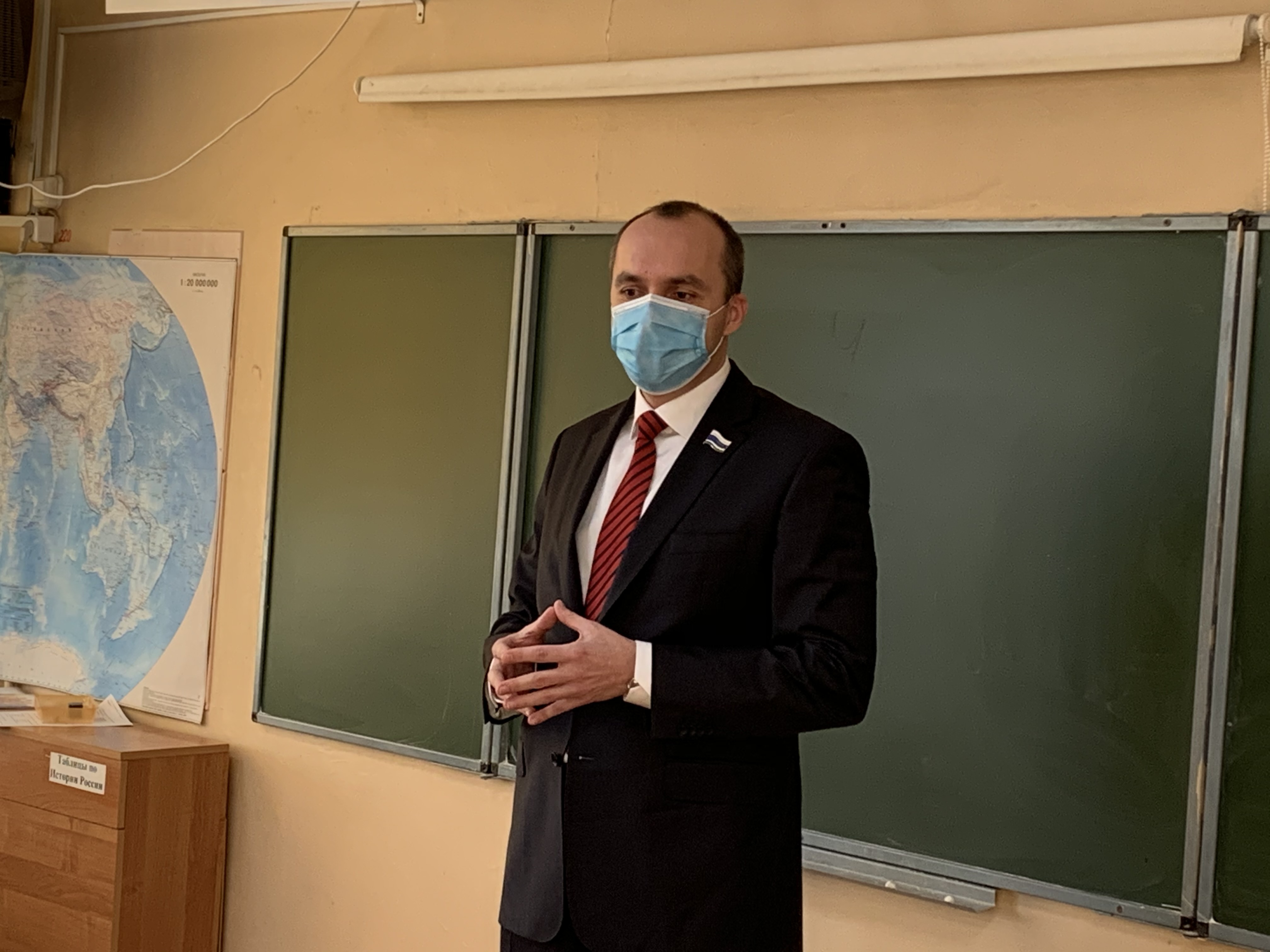 Михаил Клименко провел классный час для старшеклассников, посвященный Дню Конституции Российской Федерации