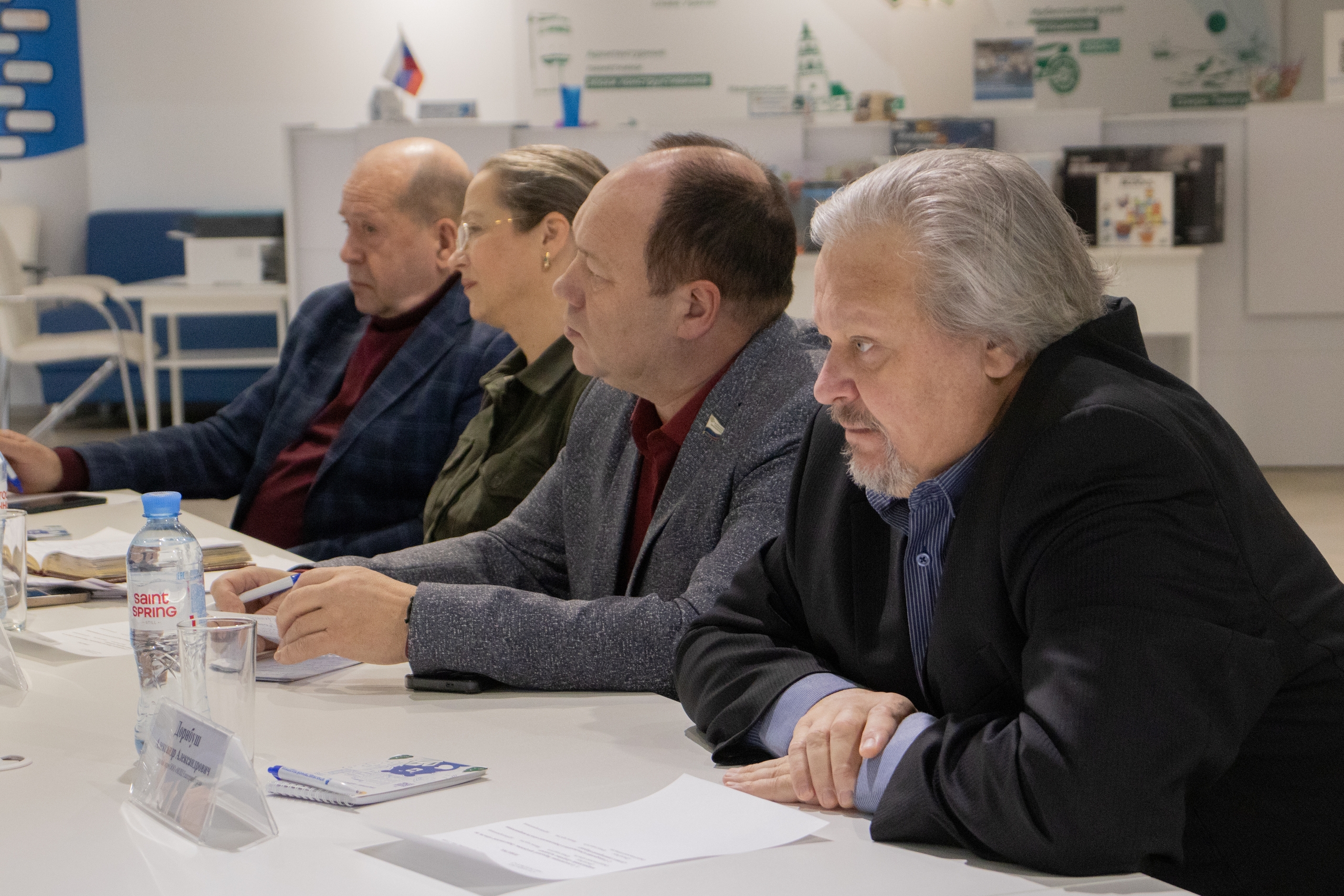 На площадке Штаба общественной поддержки прошло совещание по реализации федерального партийного проекта "Здоровое будущее" в Свердловской области.