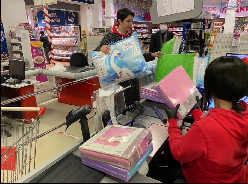 Жанна Рябцева передала гуманитарную помощь вынужденным переселенцам с Донбасса