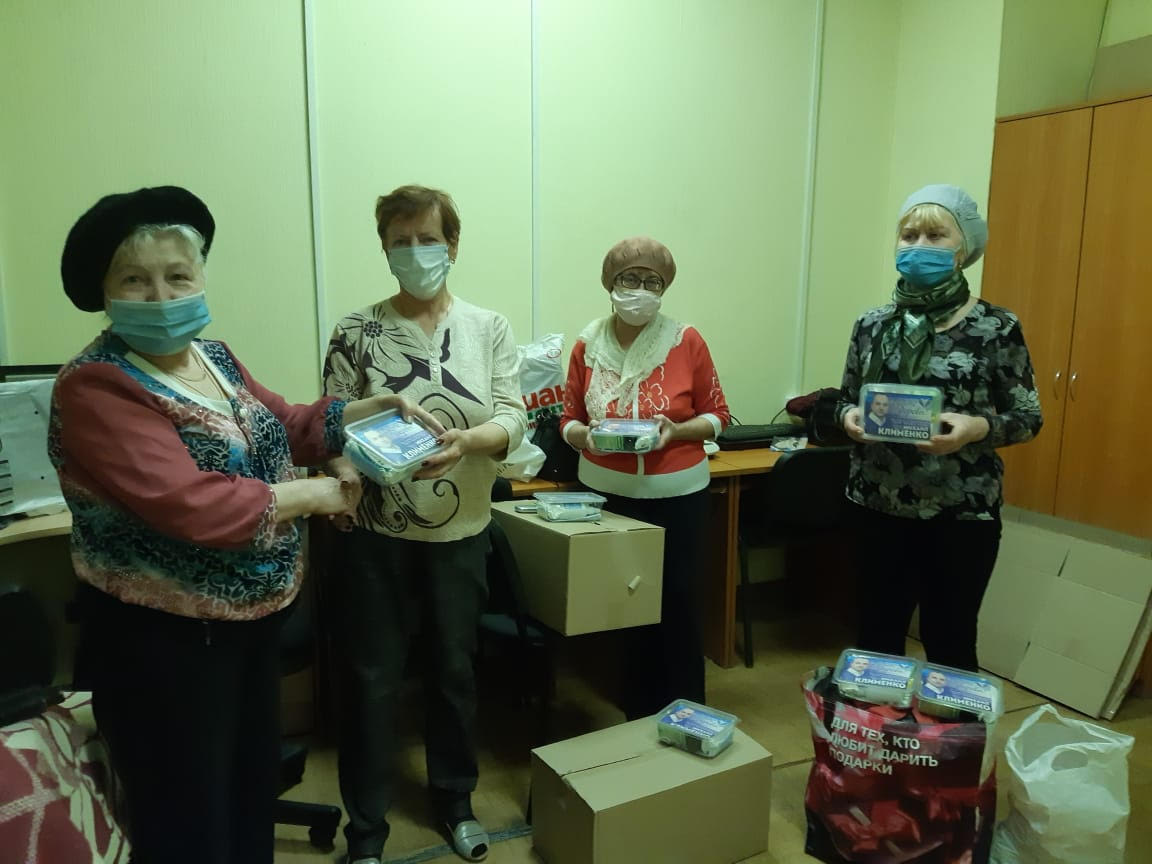 В Екатеринбурге пенсионеры получили от благотворителей наборы медикаментов