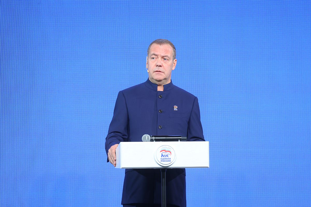 Дмитрий Медведев поручил МГЕР продолжать гуманитарную миссию