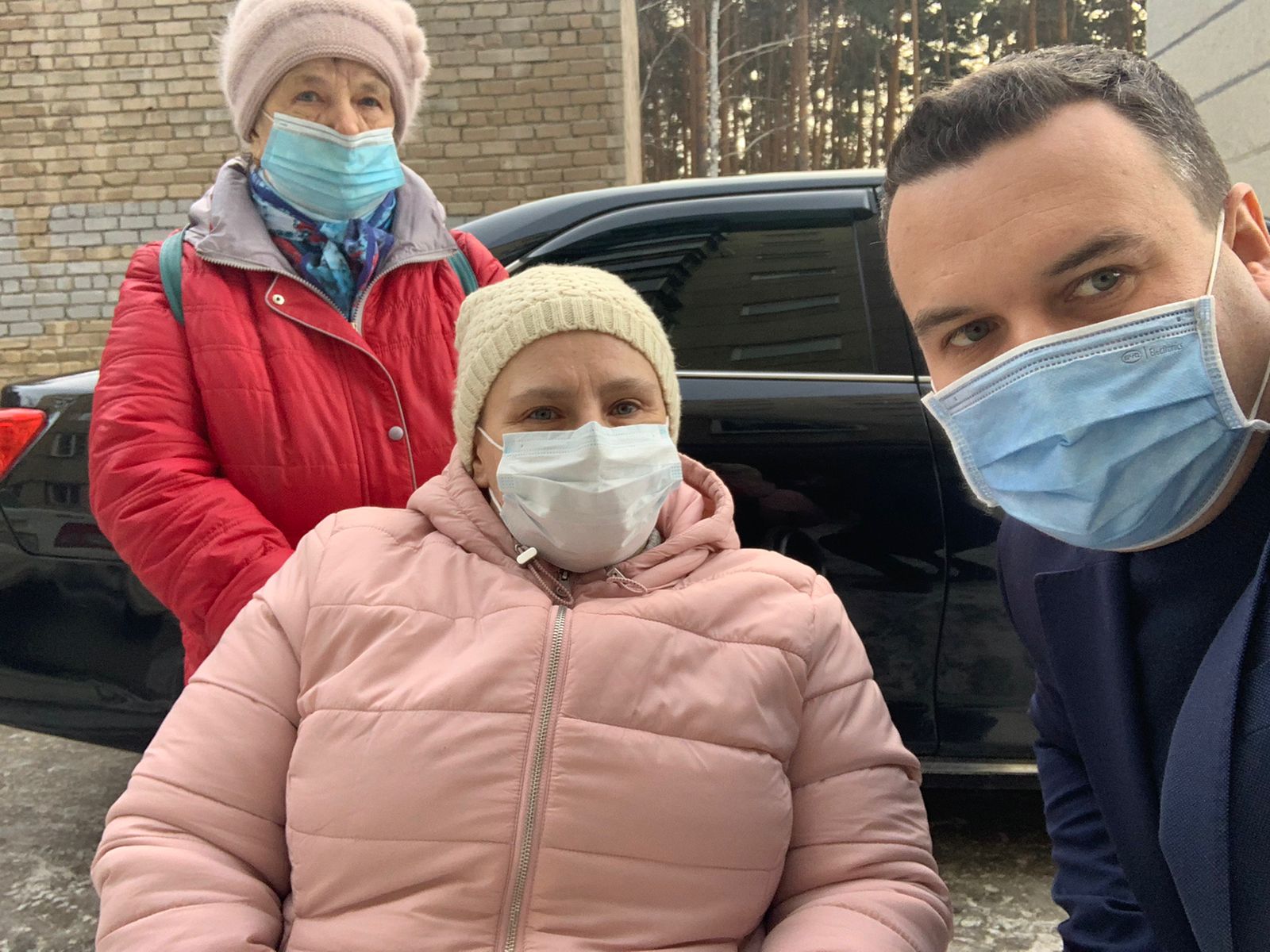Региональная приемная помогла организовать вакцинацию для маломобильных граждан