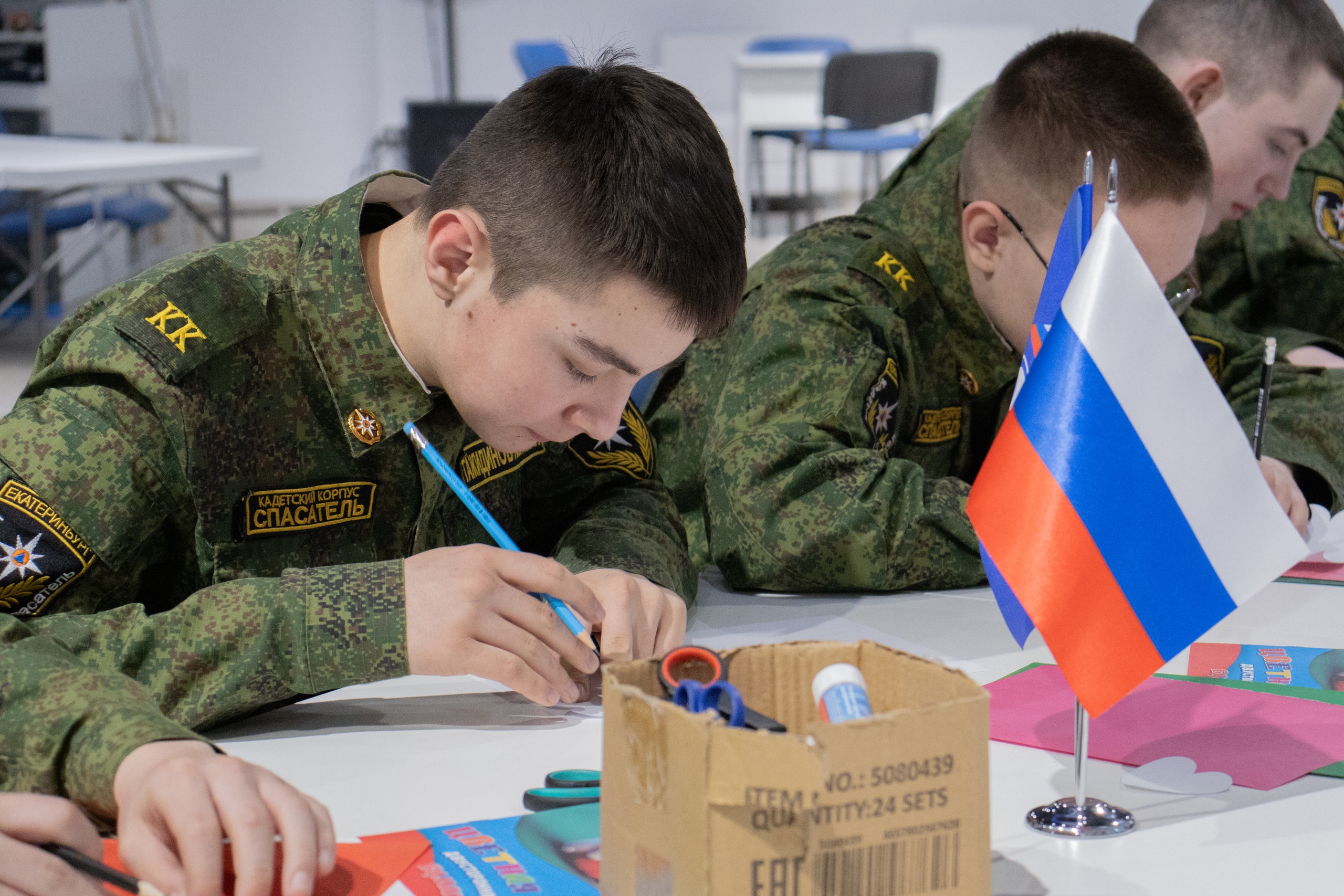 Активисты академического отделения «Молодой Гвардии Единой России» провели мастер-класс по изготовлению поздравительных открыток, приуроченный к Международному женскому дню.